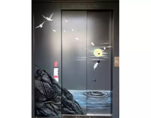 Peinture décorative sur portes d'ascenseur